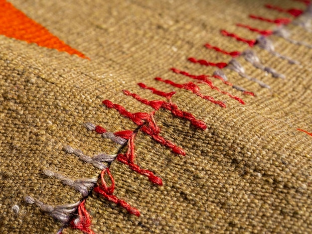 Zbliżenie igły i nici na lnianej tkaninie